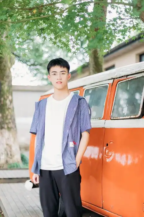 是少年啊摄影:洪小漩出镜:小天小天17岁,是个清朗俊秀的少年,初次见面