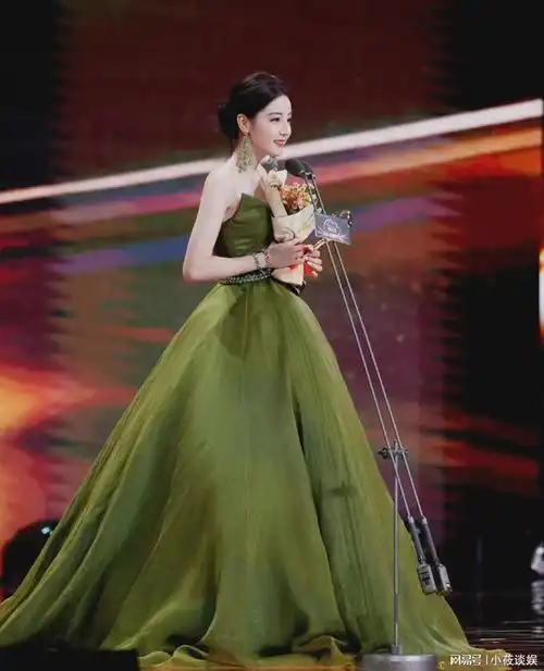 迪丽热巴虽迟但到,绿色抹胸公主裙亮相微博之夜,生图惊艳全场