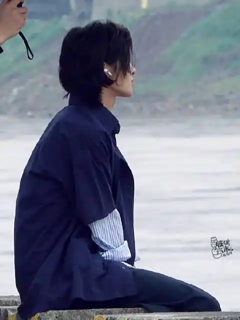 坐在江边的背影都好让人心疼@theo-朱正廷玻璃汽水珠珠糖的微博视频