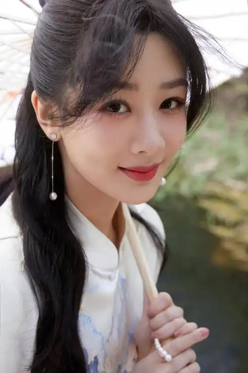 杨紫晒美照被调侃,背后镜子暴露真实身材,女星p图有多尴尬?