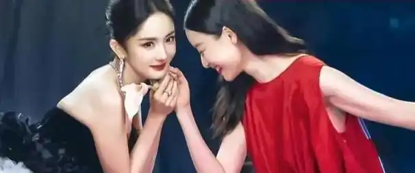 赵丽颖戴五千万珠宝现身名利场对比杨幂不合群的她才最清醒