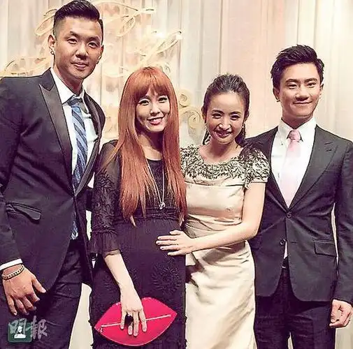 3-02-有准老公林于超(左)及大仁哥陈柏霖(右)在左右,林依晨当然开心.