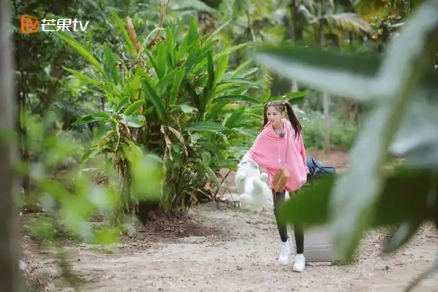 震惊杨超越回到农村太可爱了