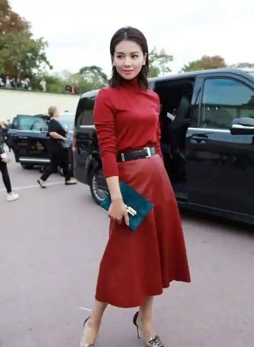 刘涛将长度拿捏的恰到好处,只露出小腿最细的部分,营造出纤细的双腿