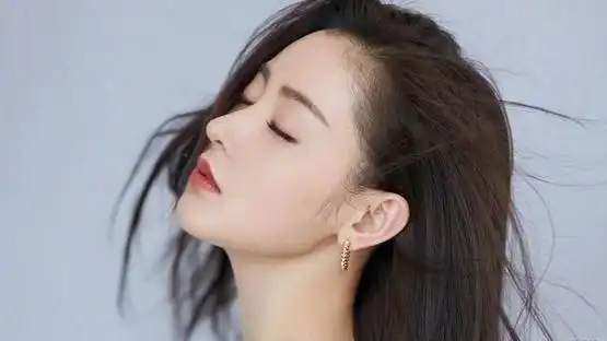 建议"脸大"的女生:做头发尽量避开"3个发型",显胖还土气