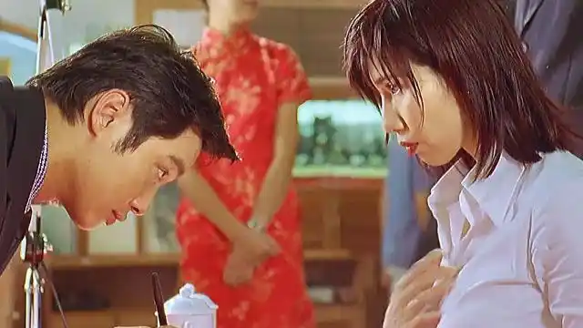 龙在边缘:关秀媚不愧是黑帮大嫂 一出场连小弟都目不转睛盯着看 过瘾