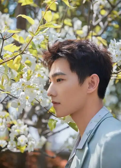 杨洋今日活动造型来啦! 春日男友上线,想在哥哥的鼻子上滑滑梯