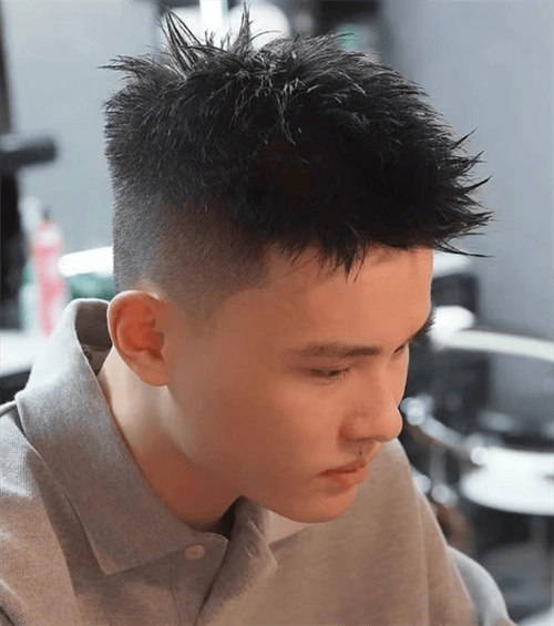 流行的男生短发推荐帅气时髦的前刺发型简单自然又大气