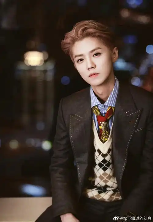 鹿晗最新高铁照