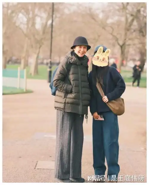 57岁蒋雯丽英国被偶遇纯素颜气质满满颜值太能抗了