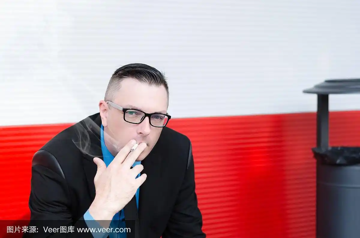 穿着西装抽烟的男人,经理或商人