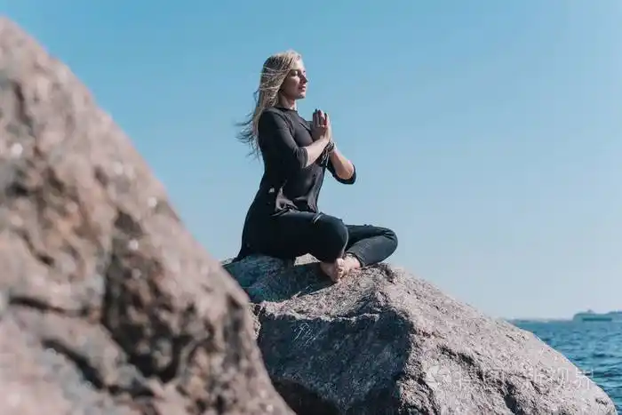 沉思女孩在海上在莲花和双手合十的位置