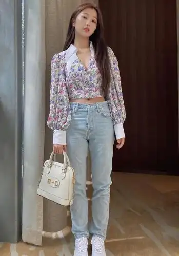 虞书欣是什么"腰精"?穿束腰牛仔裤留有缝隙,这能有70斤吗