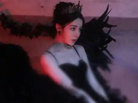 迪丽热巴黑天鹅造型真的好美哇,鲨疯了啊啊啊!