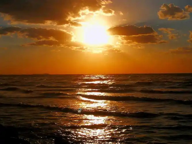 "华美至极!"——东海海上日落