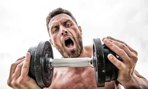 发光汗流浃背性感迷人的男子汉蓬乱的头发从卧室门出来性感身材的男人