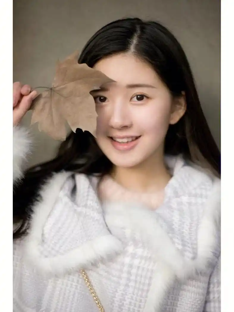 组图:赵露思旧照曝光 身穿浅色大衣笑容甜美似邻家小妹