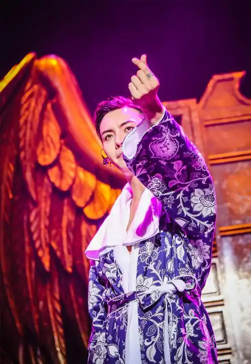 这样逆天的搭配还有什么陈伟霆驾驭不了