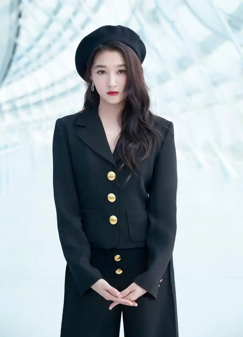 关晓彤#今日北京线下活动,关晓彤 黑西装贝雷帽造型,开启假期吃喝