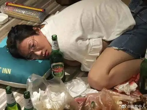原创偷拍女生深夜喝醉后的样子哈哈哈笑到我头掉了