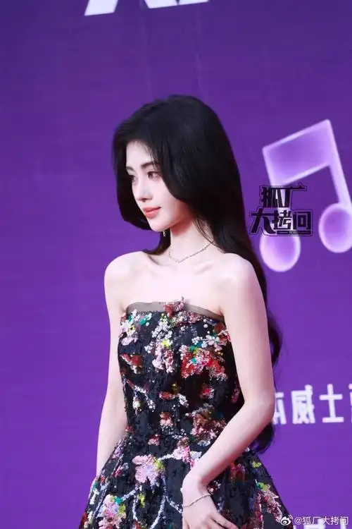 鞠婧祎活动红毯浪漫春日里的漂亮小鞠