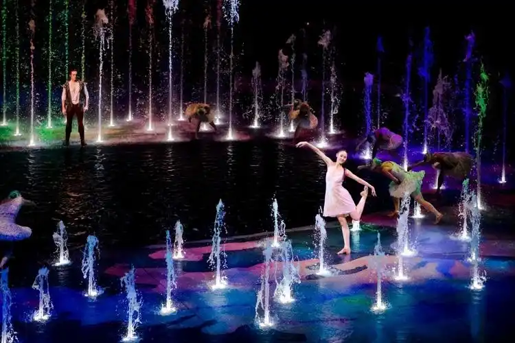 看一场叹为观止的水上汇演!