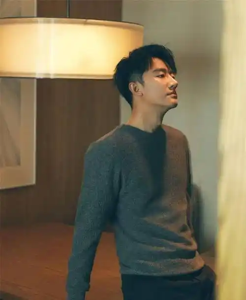 黄轩时尚大片来袭,大展侧颜撩人,眼神坚毅表现力超a的!