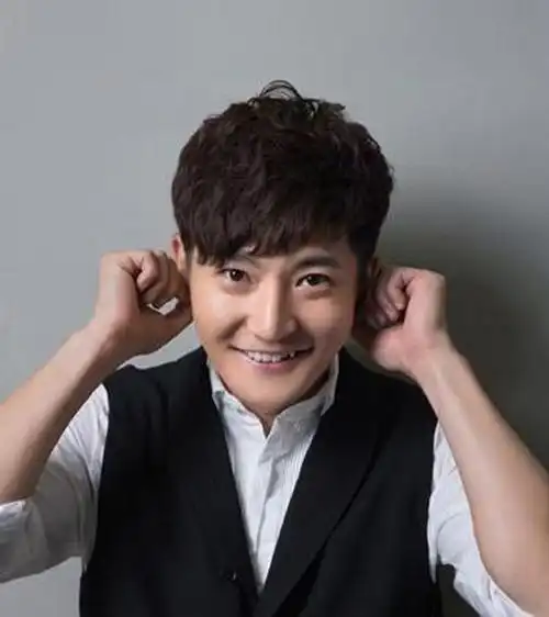 原来郭京飞老婆就是她,也是演员,和陆毅有这层关系,儿子4岁了