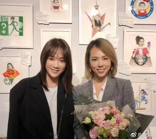 陈乔恩现身朋友画展,脸消瘦下巴尖的吓人,一把年纪还刻意装嫩!