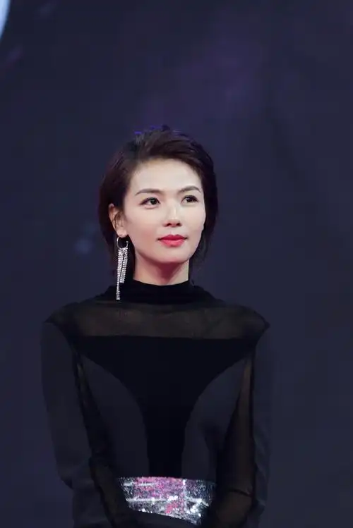 但胖妞还是被刘涛的新发型吸引到了,之前刘涛从长发剪成了短发,造型