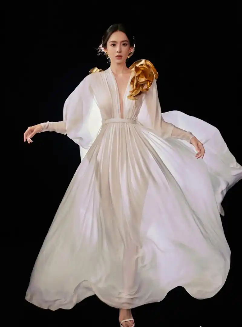 古力娜扎深v睡衣写真,这透明长裙充满了诱惑力,迷人至极!