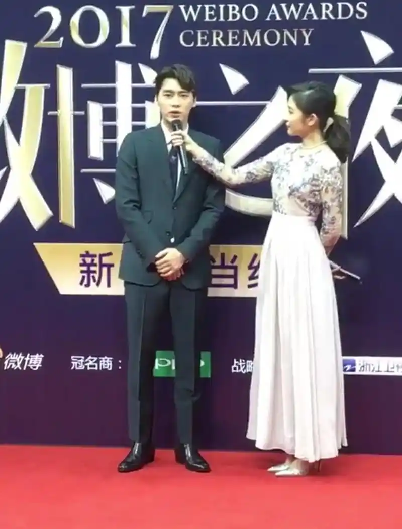 181的李易峰穿内增高皮鞋出镜,做了一个动作,让人们怀疑他身高