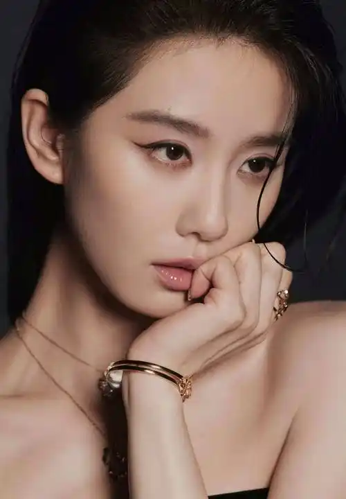 刘诗诗登上《嘉人》十一月号封面,身穿黑色抹胸,性感迷人,太美了_时尚