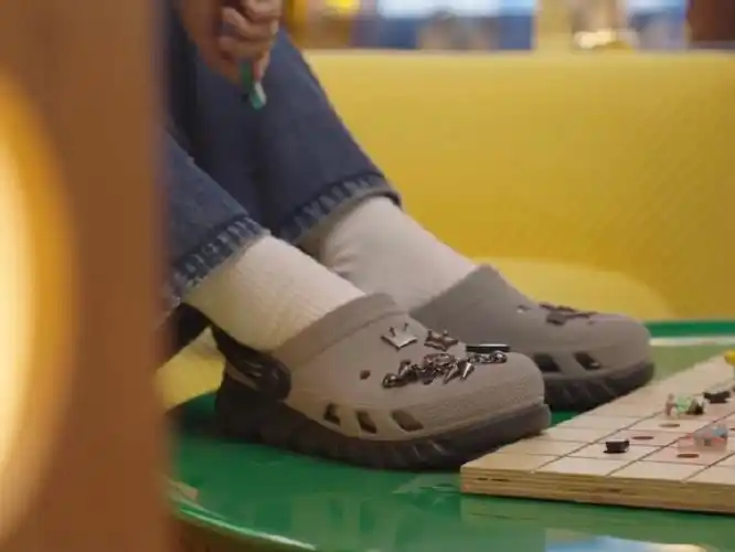我不是变态但他的脚真的好可爱.  #王俊凯crocs全球品牌代言人
