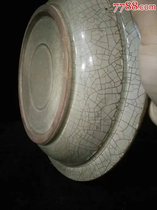 越窑开片莲花纹大盘子