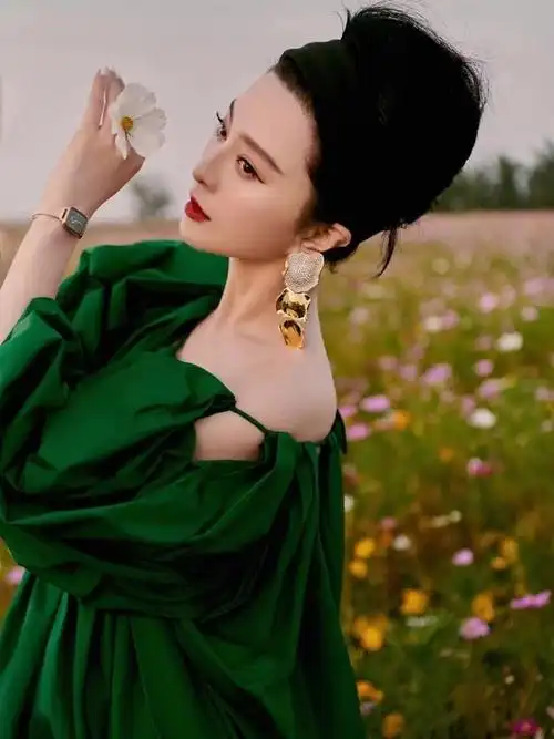 范冰冰超话今日,@范冰冰身着翡翠色长袍亮相#wonderland仙境之夜