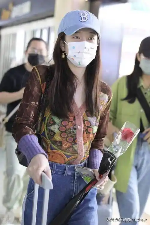 2023年5月19日,北京,张雪迎现身机场.身着印花衬衫时尚靓丽.