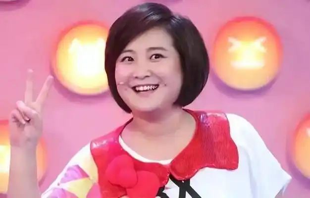 贾玲54亿到账被曝生子后首现身暴瘦48斤身材回春惊艳众人