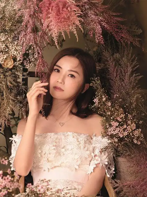 蔡卓妍个人资料(40岁的蔡卓妍经历了三段失败的感情,为何感情如何坎坷