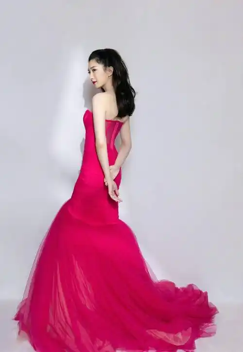 江疏影婚纱造型真美,抹身材大裙摆长裙,低扎丸子头像个待嫁的新娘_礼