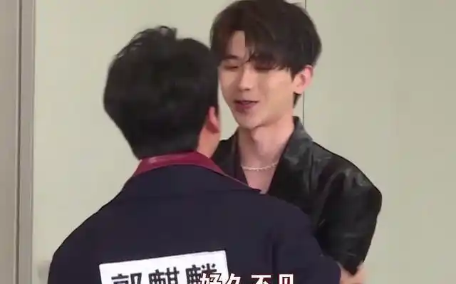 郭麒麟终于回归跑男团,坤坤抱他后说的话好扎心,铁哥们没错了!