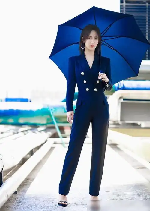 别人的西装是西装,杨紫的西装却是连体的,看到全身我羡慕了_网易订阅