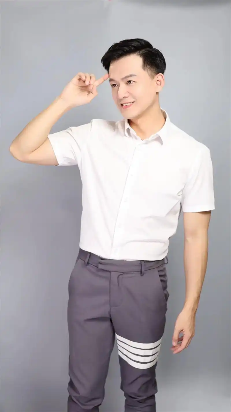 正装白衬衫也有休闲穿搭