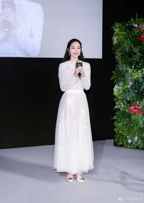 韩雪出席某活动,身着白色蕾丝礼服,细腰盈盈一握,长发披肩,尽显成熟