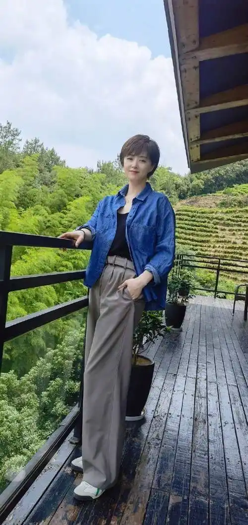 不过在蒋欣前几日刚po出的近照中,还能看到她脸蛋挺圆润的,虽然相比之