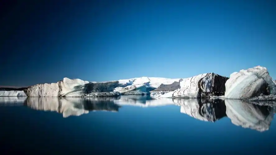 高清晰蓝色湖泊冰川壁纸封面大图