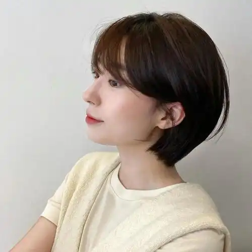 清爽利落又都雅关注发型图片库,每资量享好发型简略又时髦的挂耳短发