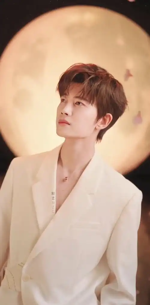 任嘉伦超话任嘉伦 | 晚安图 20230906美图送达好～甜的代言任晚安