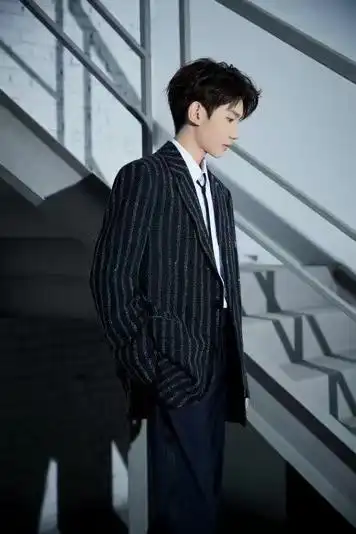 王源818晚会星空西装造型##央视财经818晚会