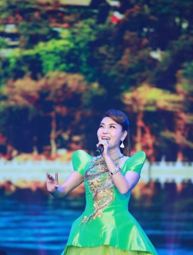 乌兰图雅真挺有气质,穿的绿油油就上台,这造型普通人挺难驾驭